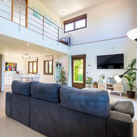 4 Bedrooms House With Shared Pool Jacuzzi And Enclosed Garden At Sanjenjo *
